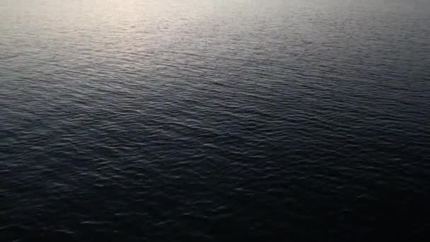 Okyanus Denizin Üzerinde Uçan Bir Uçak Suya Yakın — Stok video