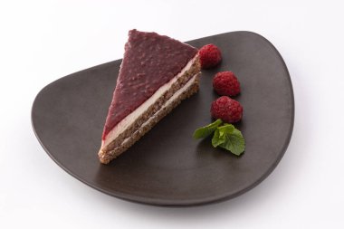 Bir dilim ahududu pastası, ahududu ile süslenmiş.