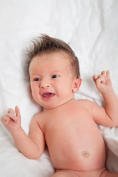 Bebé Recién Nacido Con Pelo Llorando — Foto de Stock