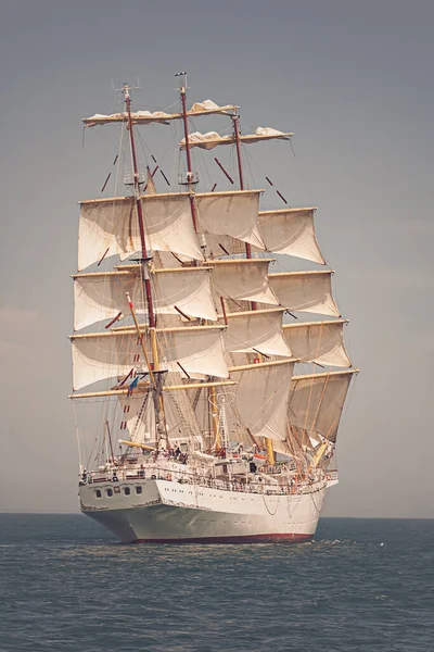 Antiguo Barco Con Ventas Blancas Navegando Mar —  Fotos de Stock