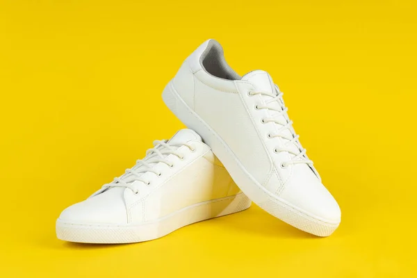 Paar Nieuwe Witte Sneakers Gele Achtergrond — Stockfoto