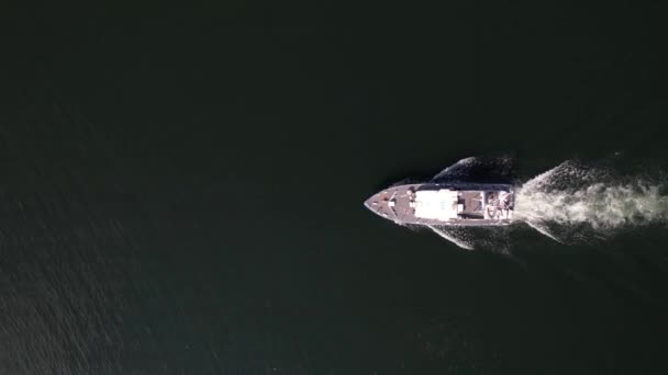 高速での沿岸警備隊パワーボート巡航のアリエルビュー スピードボート国境警備隊が海をパトロール — ストック動画