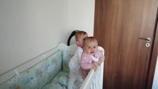 Twee Broederlijke Tweelingzussen Die Plezier Hebben Wieg Twee Baby Een — Stockvideo