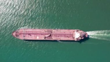 Kırmızı petrol tankerinin havadan aşağı görüntüsü. Tanker gemisi lojistik ve ulaşım işi petrol ve doğalgaz endüstrisi.