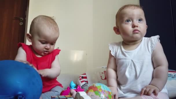 Dwie Siostry Bawiące Się Zabawkami Domu — Wideo stockowe