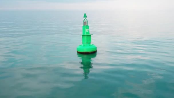 Velká Zelená Bóje Solárními Panely Moři — Stock video