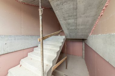 Kaldırma sahasında tamamlanmamış beton merdivenler. İnşaat. Bitmemiş bina. Merdivenler.