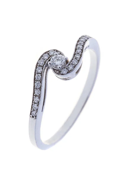 白金订婚戒指 镶有钻石 用白色隔开 — 图库照片