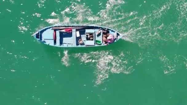 Вид Сверху Деревянную Рыбацкую Лодку Рыбака Парусный Спорт — стоковое видео