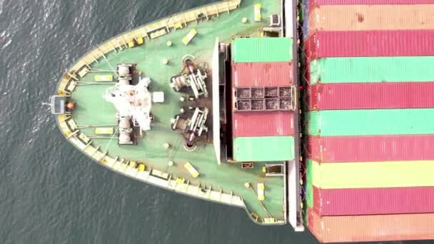 Nagy Konténerhajó Tengeren Felülről Lefelé Teherszállító Hajó Import Konténer Vitorlázás — Stock videók