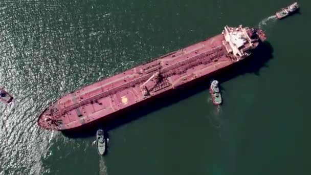 Aerial Top View Tug Boats Assisting Big Oil Tanker Ship — Stockvideo