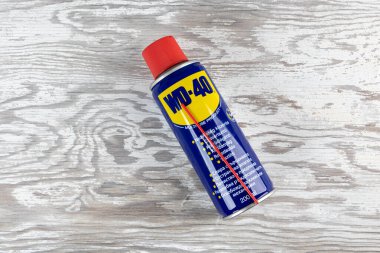 VARNA, BULGARIA - 19 Mayıs 2022: WD-40 ahşap arka planda. Çoklu kullanım ürünü metali paslanma ve aşınmadan korur