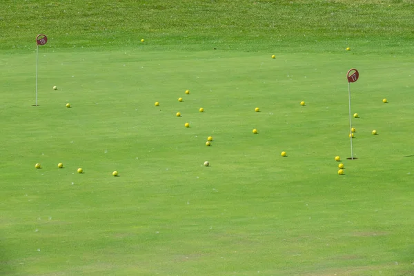 Golf Sahasında Bir Sürü Sarı Top Var Oyuncular Isınıyor — Stok fotoğraf