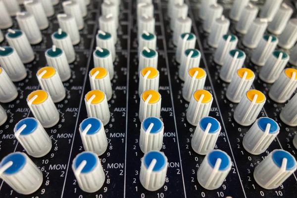 Uzavření Hudebního Vybavení Pro Ovládání Zvukového Mixeru Elektronického Zařízení Ovládací — Stock fotografie