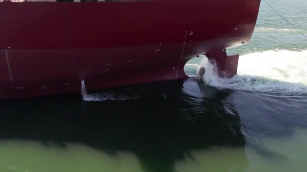 Close Large Propeller Rudder Oil Tanker Ship Water Splash Contrail — Vídeo de Stock