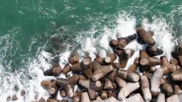 Top View Waves Crushing Coast Line Concrete Tetrapods — Stockvideo