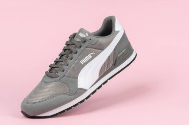 Varna, Bulgaristan - 18 Ağustos 2021. Pembe arka planda PUMA spor ayakkabısı. Puma, büyük bir Alman çokuluslu şirketi. Ürün çekimi