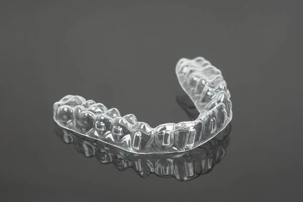 Siyah Arka Planda Görünmez Ortodonti Kozmetik Parantez Güzel Bir Gülümseme — Stok fotoğraf