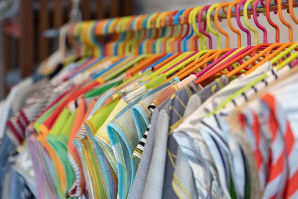 Γραμμή Του Multi Χρωματιστά Ρούχα Στις Ξύλινες Κρεμάστρες Στο Κατάστημα — Φωτογραφία Αρχείου