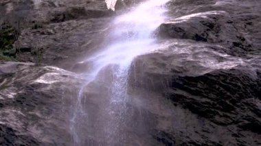 Bilinmeyen Bulgaristan. Şelale Skoka Veselinovo. Veselinovo köyü yakınlarındaki Skoka şelalesinin yüksekliği yaklaşık 50 metredir. Doğu Stara Planina 'da.