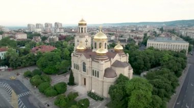 Varna Bulgaristan şehir merkezi, Kentsel Peyzaj. Hava Varsayımının Katedrali. Varna Bulgaristan 'ın deniz başkentidir.