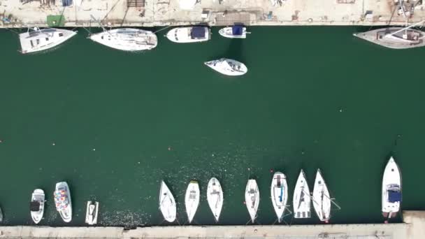 Aerial Top View Yacht Leaving Yacht Club — Vídeo de Stock