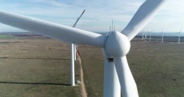 Rüzgar türbininin yakın görüntüsü. Elektrik üretimi için yel değirmeni. Yeşil enerji. Yenilenebilir enerji.