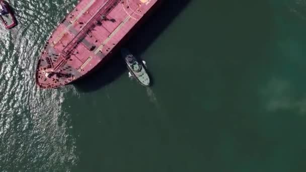 Top View Tug Boats Assisting Big Cargo Ship Large Cargo — Stockvideo