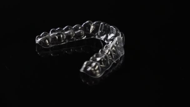 Niewidzialna Ortodoncja Nawiasy Kosmetyczne Czarnym Tle Wyrównujące Zęby Dla Pięknego — Wideo stockowe