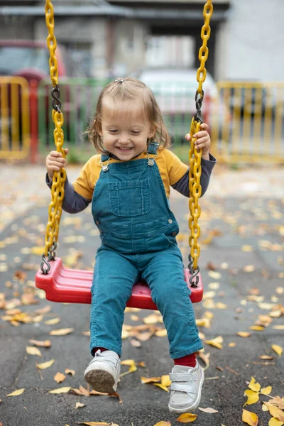 Bonne Petite Fille Qui Amuse Sur Une Aire Jeux Extérieure — Photo