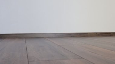 Yeni kaplama döşeme. Kahverengi ahşap desenli işlenmiş parke.