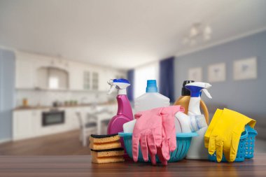 Ev temizlik hizmeti kavramı malzemeleri ile. Temizlik malzemeleri oturma odası önünde yakın çekim.