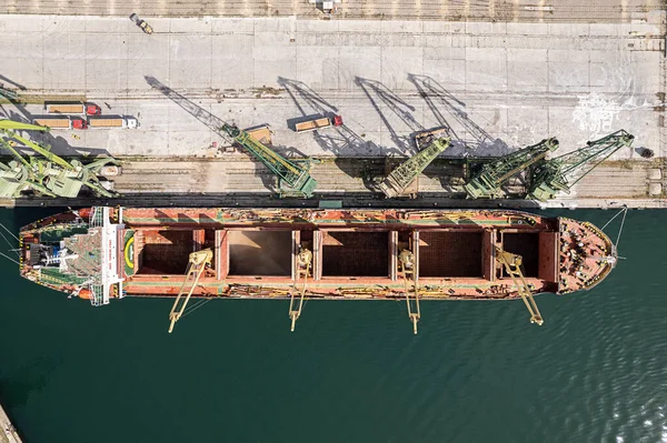 Limandaki Vinçlerle Kuru Buğday Kargo Gemisi Yükleniyor Yukarıdan Aşağıya Doğru — Stok fotoğraf