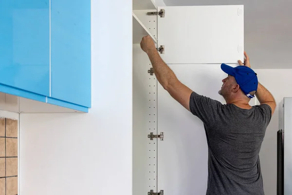 Timmerman Werkt Aan Een Nieuwe Keuken Handyman Repareren Van Een — Stockfoto