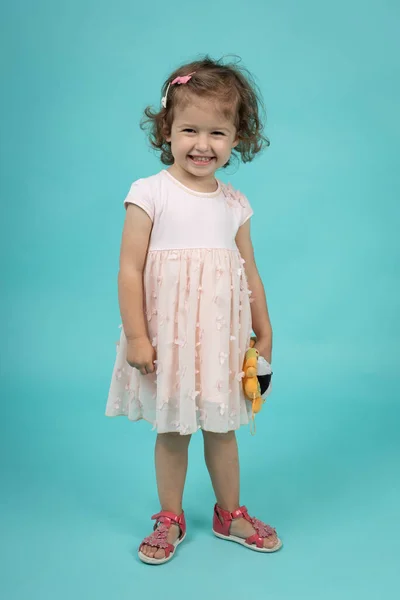 Χαριτωμένο Κοριτσάκι Φόρεμα Ποζάρει Και Χαμογελάει — Φωτογραφία Αρχείου