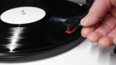 El, vinil plak açar. Vinil plakalı vinil turntable. Gramofon kayıt cihazı. Müzik çalmak için geçmişe dönük ses teknolojisi