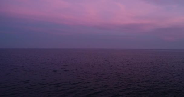 Drone Video Uçuşu Okyanus Üzerinde Deniz Güzel Mor Günbatımında Suya — Stok video