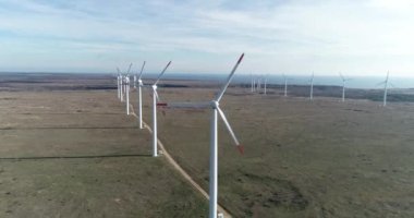 Rüzgar türbininin havadan görünüşü. Elektrik üretimi için yel değirmeni. Yeşil enerji. Yenilenebilir enerji.