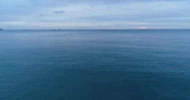 4k drone video uçuş okyanus, deniz üzerinde. Suya yakın.