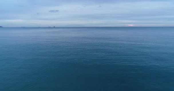 Drone Vídeo Voo Sobre Oceano Mar Perto Água — Vídeo de Stock
