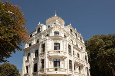 Güzel restore edilmiş eski bina. Varna 'nın merkezindeki eski tarihi mimari. Varna Bulgaristan 'ın deniz başkentidir.