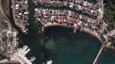 Bulgaristan 'ın Burgaz kenti yakınlarındaki eski liman ve balıkçı köyünün aşağı manzarası