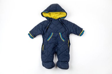 Küçük çocuklar için hoş, sıcak bir kış elbisesi.