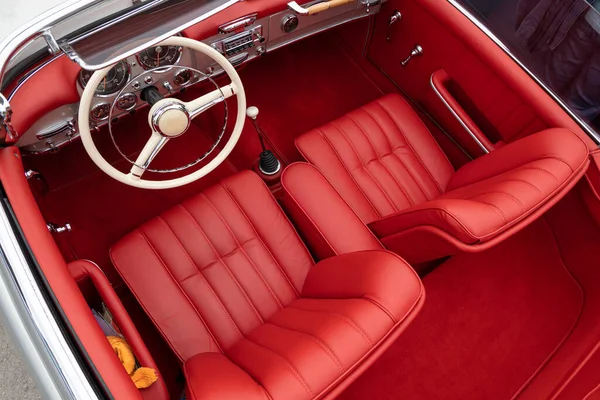 Wnętrze Klasycznego Samochodu Vintage Czerwona Skóra — Zdjęcie stockowe