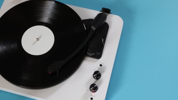 ビニールプレート付きのビニールターンテーブル 蓄音機のレコードプレーヤー 音楽を再生するためのレトロなサウンド技術 — ストック動画