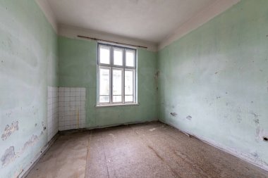 Terk edilmiş bir hastane odasında. Psikiyatri hastanesindeki ürkütücü eski oda.