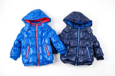 İki, şirin mavi çocuk ceketleri.