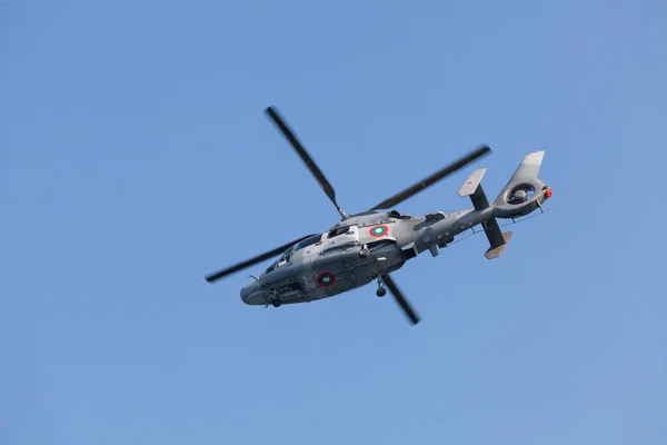 Військовий Вертоліт Польоті — стокове фото