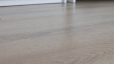 Yeni kaplama döşeme. Kahverengi ahşap desenli işlenmiş parke.