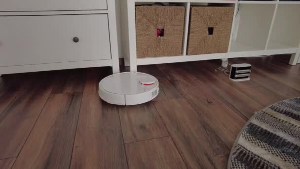 Robot Próżniowy Sprzątający Domu Robot Odkurzacz Nowoczesnym Salonie Inteligentna Technologia — Wideo stockowe